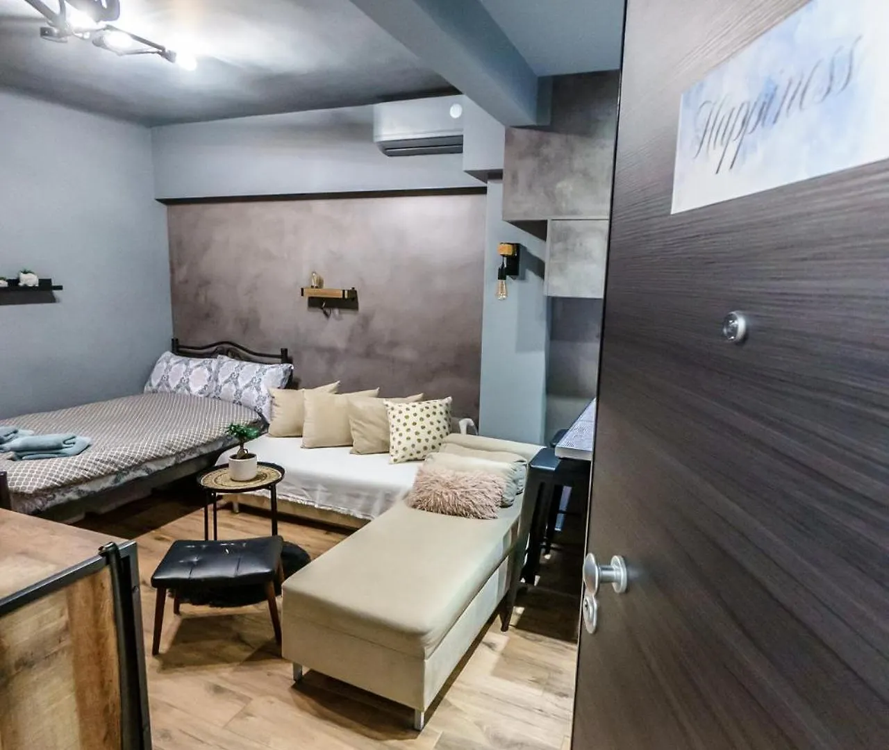 Happiness Studio With Terrace. ile iletişim